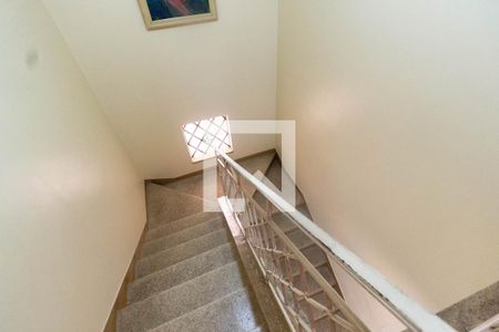 Casa à venda com 250m², 4 quartos e 3 vagas Casa à venda com 250m², 4 quartos e 3 vagasEscada