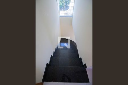 Casa à venda com 84m², 3 quartos e 3 vagas Casa à venda com 84m², 3 quartos e 3 vagasEscada sala