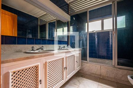 Casa para alugar com 377m², 4 quartos e 5 vagasSuíte 1 - Banheiro