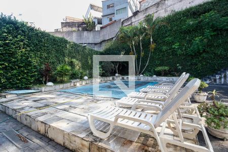 Casa à venda com 700m², 4 quartos e sem vaga Casa à venda com 700m², 4 quartos e sem vagaPiscina