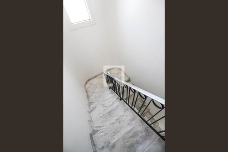 Casa à venda com 700m², 4 quartos e sem vaga Casa à venda com 700m², 4 quartos e sem vagaEscada