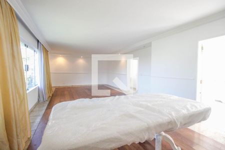 Casa à venda com 700m², 4 quartos e sem vaga Casa à venda com 700m², 4 quartos e sem vagaSala de estar