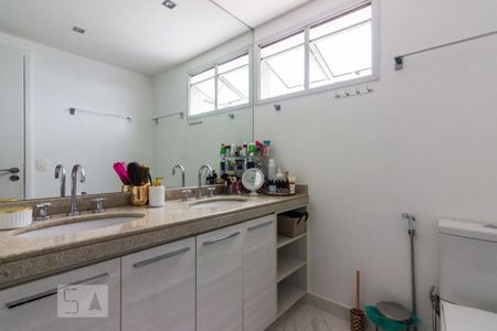 Apartamento à venda com 261m², 4 quartos e 4 vagasBanheiro