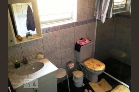 Casa à venda com 175m², 3 quartos e 2 vagas Casa à venda com 175m², 3 quartos e 2 vagasBanheiro