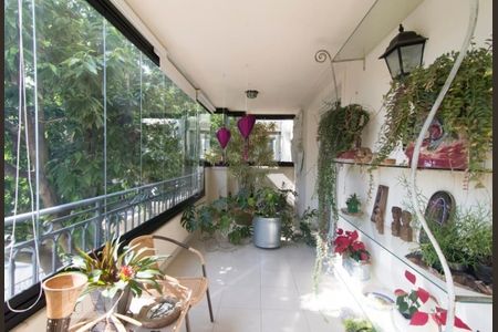 Apartamento à venda com 308m², 4 quartos e 4 vagas Apartamento à venda com 308m², 4 quartos e 4 vagasVaranda