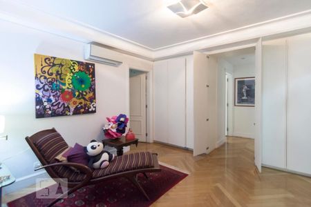 Apartamento à venda com 308m², 4 quartos e 4 vagas Apartamento à venda com 308m², 4 quartos e 4 vagasSala de TV