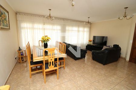 Casa à venda com 370m², 4 quartos e 10 vagasSala