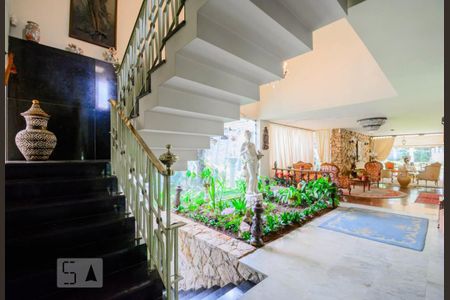 Casa à venda com 260m², 4 quartos e 6 vagasEscada