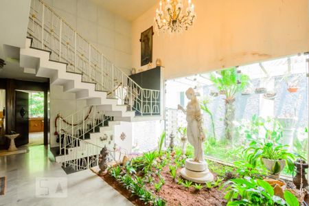 Casa à venda com 260m², 4 quartos e 6 vagasEscada