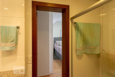 Apartamento à venda com 320m², 3 quartos e 4 vagas Apartamento à venda com 320m², 3 quartos e 4 vagasBanheiro da Suíte 2