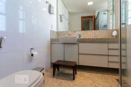 Apartamento à venda com 320m², 3 quartos e 4 vagas Apartamento à venda com 320m², 3 quartos e 4 vagasBanheiro da Suíte 1