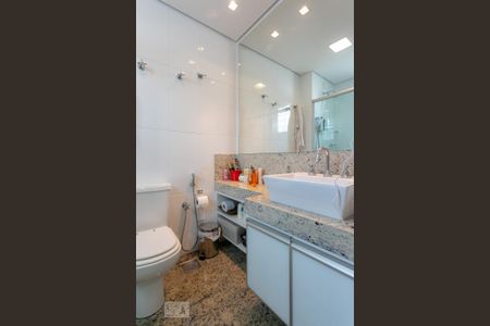 Apartamento à venda com 320m², 3 quartos e 4 vagas Apartamento à venda com 320m², 3 quartos e 4 vagasBanheiro da Suíte 2