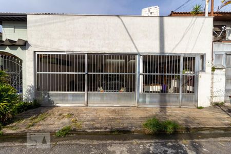 Casa à venda com 212m², 4 quartos e 3 vagas Casa à venda com 212m², 4 quartos e 3 vagasFachada