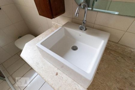 Casa à venda com 295m², 3 quartos e 8 vagasBanheiro Suíte 2