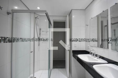 Apartamento à venda com 250m², 4 quartos e 4 vagas Apartamento à venda com 250m², 4 quartos e 4 vagasBanheiro suíte 3