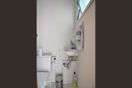 Casa de condomínio à venda com 174m², 3 quartos e 2 vagasLavabo