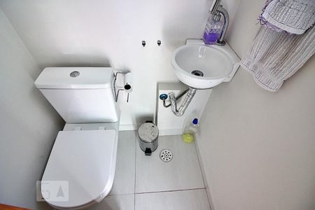 Casa de condomínio à venda com 174m², 3 quartos e 2 vagasLavabo