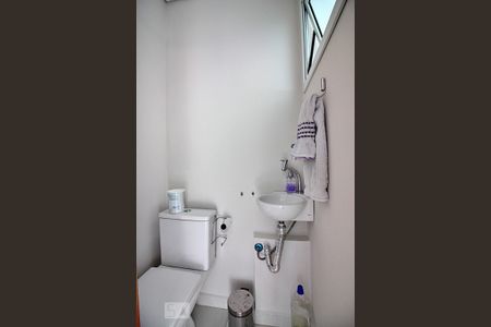 Casa de condomínio à venda com 174m², 3 quartos e 2 vagasLavabo