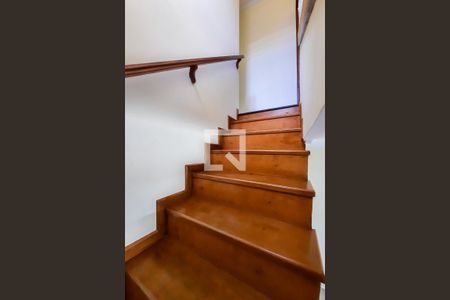 Casa à venda com 269m², 3 quartos e 2 vagas Casa à venda com 269m², 3 quartos e 2 vagasEscada