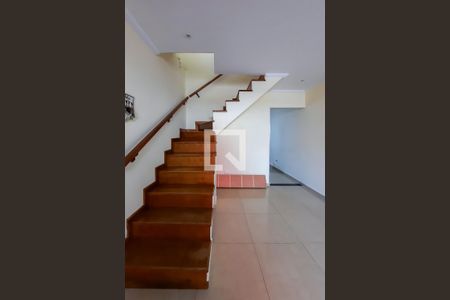 Casa à venda com 269m², 3 quartos e 2 vagas Casa à venda com 269m², 3 quartos e 2 vagasEscada