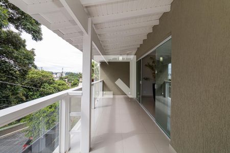 Casa à venda com 290m², 4 quartos e 5 vagas Casa à venda com 290m², 4 quartos e 5 vagasVaranda