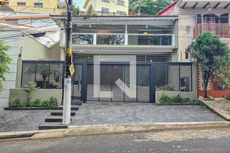 Casa à venda com 290m², 4 quartos e 5 vagas Casa à venda com 290m², 4 quartos e 5 vagasFachada