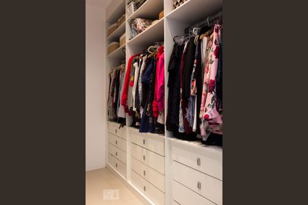 Casa de condomínio à venda com 305m², 6 quartos e 3 vagasCloset da suíte 5