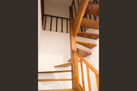 Casa de condomínio à venda com 305m², 6 quartos e 3 vagasEscada no 2° andar subindo para o sótão e descendo para Sala