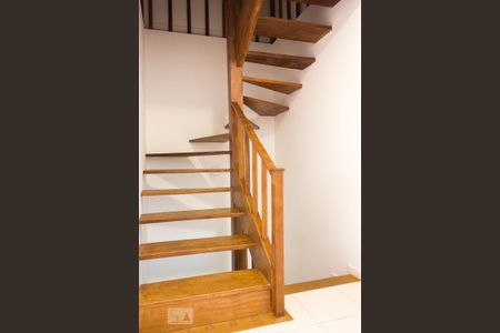 Casa de condomínio à venda com 305m², 6 quartos e 3 vagasEscada no 2° andar subindo para o sótão e descendo para Sala