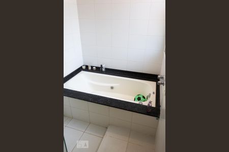 Casa de condomínio à venda com 305m², 6 quartos e 3 vagasBanheira