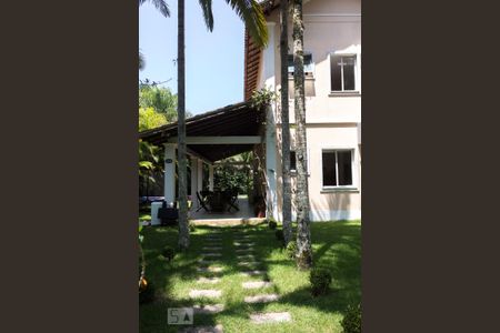 Casa de condomínio à venda com 305m², 6 quartos e 3 vagasEntrada