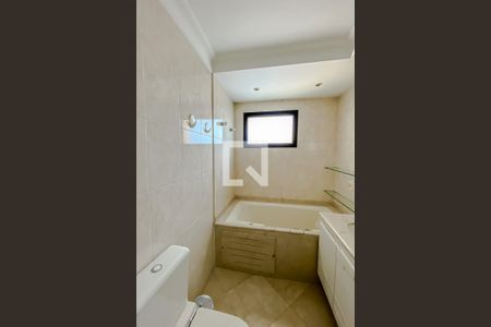 Apartamento à venda com 220m², 4 quartos e 4 vagasBanheiro da Suite 2