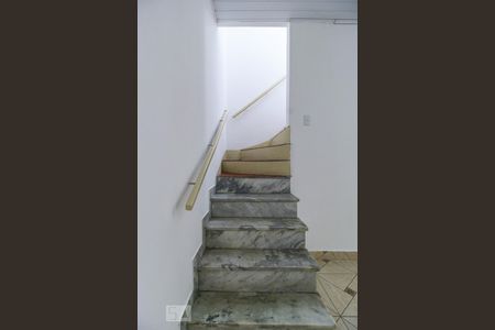 Escada de casa para alugar com 1 quarto, 40m² em Vila Guarani (zona Sul), São Paulo