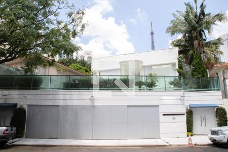 Casa à venda com 600m², 5 quartos e 4 vagasFachada