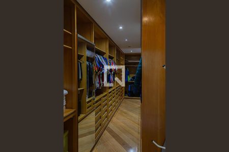 Casa à venda com 600m², 5 quartos e 4 vagasCloset
