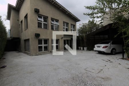 Casa à venda com 350m², 4 quartos e 5 vagas Casa à venda com 350m², 4 quartos e 5 vagasQuintal - Garagem