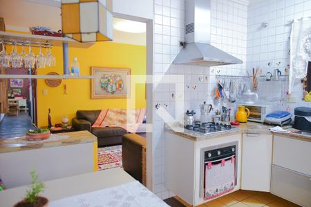 Casa à venda com 179m², 2 quartos e 2 vagas Casa à venda com 179m², 2 quartos e 2 vagasCozinha