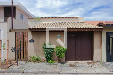 Casa à venda com 179m², 2 quartos e 2 vagas Casa à venda com 179m², 2 quartos e 2 vagasFachada