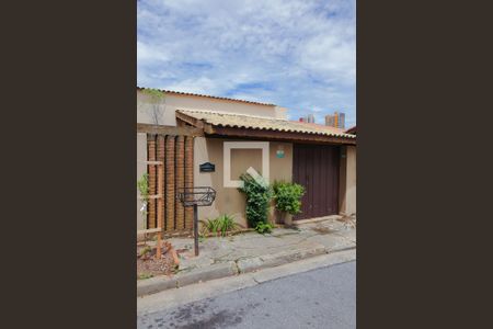 Casa à venda com 179m², 2 quartos e 2 vagas Casa à venda com 179m², 2 quartos e 2 vagasFachada