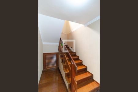 Casa à venda com 351m², 4 quartos e 4 vagasEscada