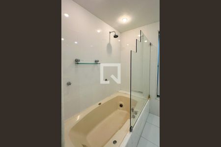 Casa à venda com 800m², 6 quartos e 5 vagas Casa à venda com 800m², 6 quartos e 5 vagasBanheiro da Suíte 6