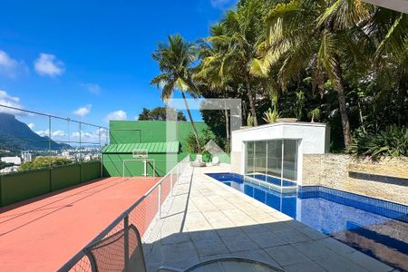 Casa à venda com 800m², 6 quartos e 5 vagas Casa à venda com 800m², 6 quartos e 5 vagasArea Externa