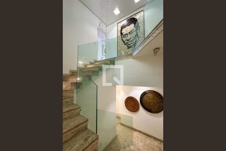 Casa à venda com 800m², 6 quartos e 5 vagas Casa à venda com 800m², 6 quartos e 5 vagasEscada 01