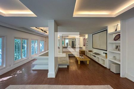 Casa à venda com 800m², 6 quartos e 5 vagas Casa à venda com 800m², 6 quartos e 5 vagasSala de Cinema