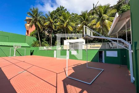 Casa à venda com 800m², 6 quartos e 5 vagas Casa à venda com 800m², 6 quartos e 5 vagasQuadra Esportiva