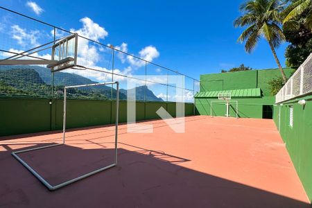 Casa à venda com 800m², 6 quartos e 5 vagas Casa à venda com 800m², 6 quartos e 5 vagasQuadra Esportiva