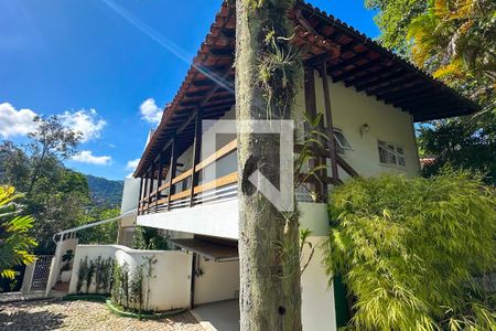 Casa à venda com 800m², 6 quartos e 5 vagas Casa à venda com 800m², 6 quartos e 5 vagasFachada Lateral