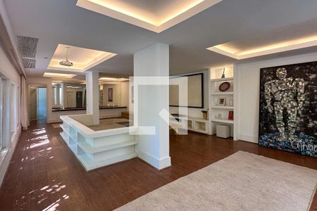 Casa à venda com 800m², 6 quartos e 5 vagas Casa à venda com 800m², 6 quartos e 5 vagasSala de Cinema