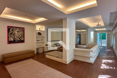 Casa à venda com 800m², 6 quartos e 5 vagas Casa à venda com 800m², 6 quartos e 5 vagasSala de Cinema