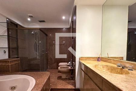 Casa à venda com 800m², 6 quartos e 5 vagas Casa à venda com 800m², 6 quartos e 5 vagasBanheiro da Suíte 4